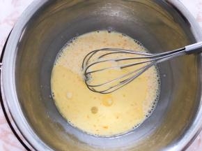 加入玉米油搅拌均匀