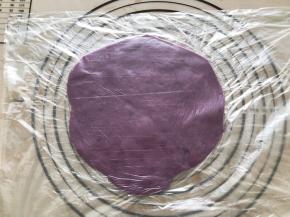 将紫薯芋泥放入裱花袋，擀成薄片，放入冰箱冷冻20分钟