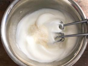 高速打发至有纹路状态，加入最后的细砂糖