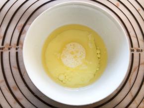 纯牛奶和玉米油混合搅拌均匀