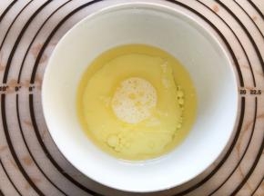 纯牛奶和玉米油混合搅拌均匀