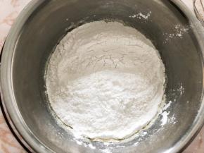 筛入糯米粉和泡打粉