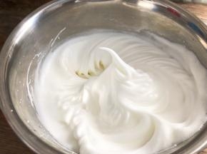 继续高速打发至拉起打蛋头有弯钩状态