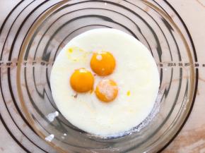 加入鸡蛋中搅拌均匀