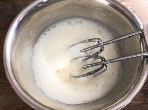 中速打发至粗泡消失，加入三分之一细砂糖