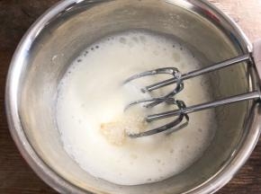 中速打发至粗泡消失，加入三分之一细砂糖