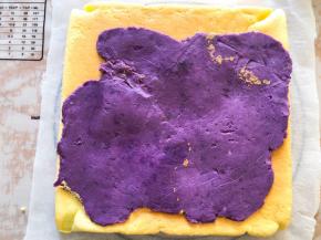 铺上紫薯芋泥，可以先在保鲜膜中将紫薯芋泥擀平了再直接放在蛋糕上面