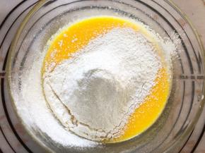 筛入低筋面粉搅拌均匀