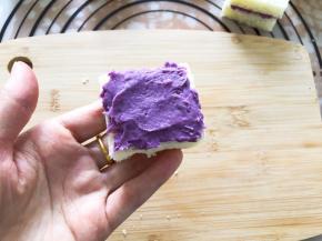 铺上一层紫薯芋泥