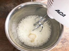 蛋白加入柠檬汁，低速打发至粗泡状态，加入三分之一细砂糖