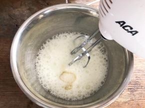 蛋白加入柠檬汁，低速打发至粗泡状态，加入三分之一细砂糖
