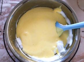 再倒回蛋白盆中继续翻拌均匀