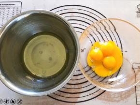 蛋清和蛋黄分离，蛋白盆中应无油无水无蛋黄