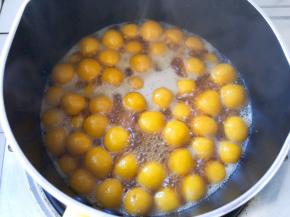 倒入南瓜糯米丸熬至汤汁浓稠即可，出锅撒上白芝麻