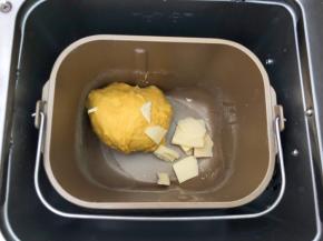 加入软化好的黄油，再次和面10分钟