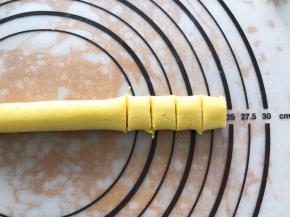 分成4份，搓成长条，切成小块