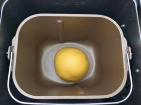 揉成光滑的面团，面包机中发酵