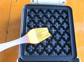 轻食机刷上食用油