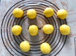 分成均等的10等份，盖上保鲜膜松弛15分钟