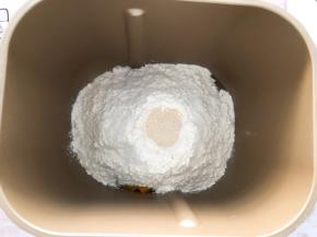 将黄油以上全部材料放入面包机中和面10分钟