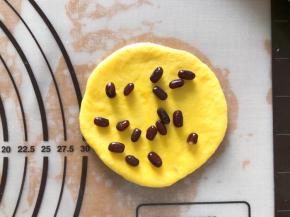 压扁包入蜜豆，随意包起来，不用全部包中间