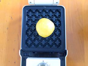 放上面团，盖上盖子煎3分钟左右，中途可以开盖看上色情况