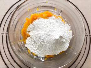 和糯米粉混合搅拌均匀