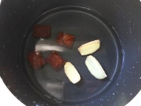 另起锅，放入红糖和生姜，熬至红糖融化再熬两分钟，捞出生姜