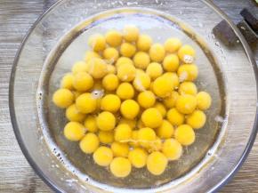 放入冷水中防止粘黏