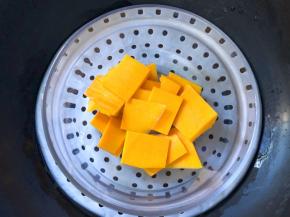 南瓜切片放入蒸锅中蒸熟蒸软