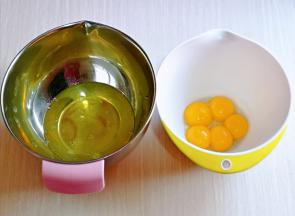 收到蛋黄与蛋白分离，分别在无油无水的器具中。