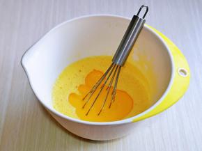 再加入玉米油，使油与蛋液完全融合。
