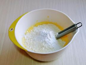 筛入低筋面粉。用硅胶铲翻拌均匀，看不到干粉。