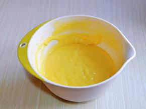 做好的蛋黄糊放旁边备用。