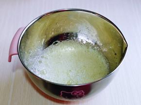 蛋白打发，往蛋白里加入柠檬汁电动打蛋器将蛋白中速打发至呈现鱼眼泡。 