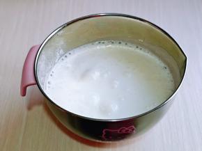 细腻时再加入三分之一的糖继续打发。