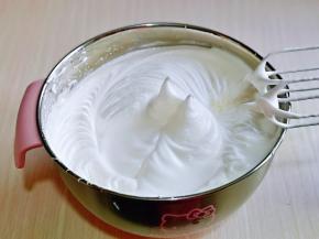 打至湿性发泡时加入最后的三分之一糖，继续打发至蛋白出现细腻的纹路，可以停止打发，以免消泡，提起打蛋器有微微的弯勾即可！