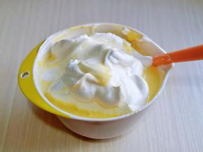 再取三分之一的蛋白霜加入蛋黄糊中，继续翻拌至融合。