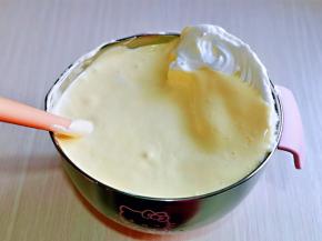 最后将蛋黄糊倒入蛋白霜的容器中，继续翻拌手法，直至看不到蛋白霜即可。