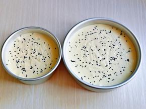 拌好的蛋糕糊倒入蛋糕模具中，撒上黑芝麻，我做了一个八寸，一个六寸。(食材列表中是一个八寸方子的量哈）