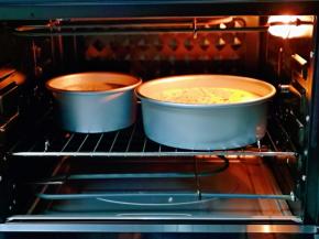 模具入烤箱中层的烤网上，上管150度，下管155度烤50分钟（时间及温度仅供参考，具体根据自家烤箱性能另定）烤好的蛋糕倒扣在烤网上，晾凉后脱模。