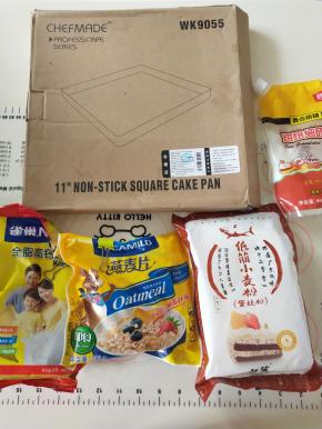 材料备齐，粉类过筛备用。
。