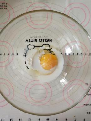 2、鸡蛋加牛奶搅拌均匀。