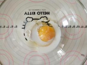 2、鸡蛋加牛奶搅拌均匀。