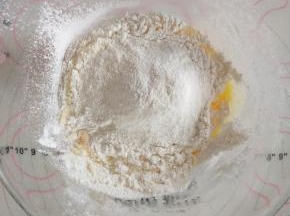 4、加入过筛的粉类拌匀。