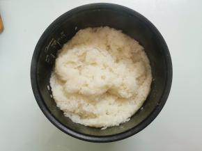 闷好米饭拿出来，翻拌糯米饭使其散热均匀，大约15分钟左右为60度