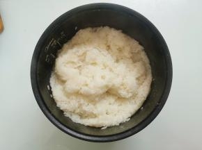 闷好米饭拿出来，翻拌糯米饭使其散热均匀，大约15分钟左右为60度
