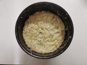 这是搅拌好的麦芽与糯米饭。 搅拌的时候就会出去分解的现象，你会发现已经出了少许水，这时尝一下，有股淡淡味道甜味