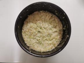 这是搅拌好的麦芽与糯米饭。 搅拌的时候就会出去分解的现象，你会发现已经出了少许水，这时尝一下，有股淡淡味道甜味