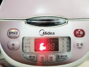 然后放入电饭锅内，用保温程序发酵六小时。发酵的过程也是麦芽里的淀粉酶催化分解糯米里的淀粉的过程